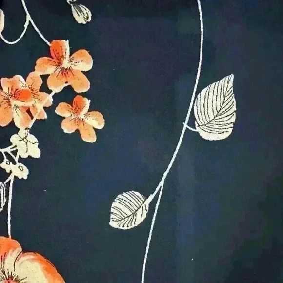 Beautiful floral top, size medium   - Picture 3 of 7